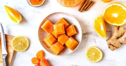 Orangen, Orangensaft, Zimtstangen und orange Eiswürfel