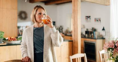 Magdalena Neuner trinkt LaVita in Küche