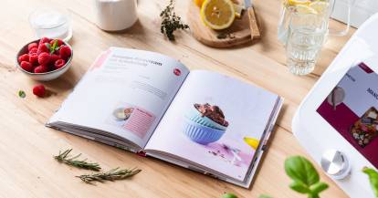 Im aufgeschlagenen Basis-Kochbuch für den Monsieur Cuisine ist Nicecream zu sehen.