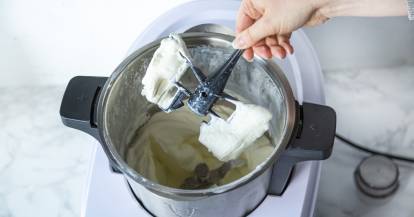 Der Rühraufsatz des Monsieur Cuisine nach dem Sahne schlagen