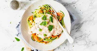 Zoodles mit Lachs-Feta-Soße
