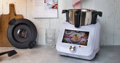 Der ZauberMix Wochenkalender 2025 hängt an einer Küchenwand