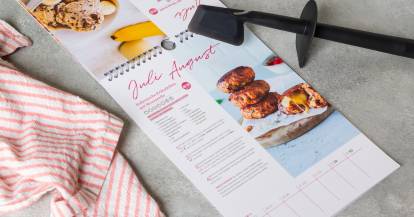 Der Wochenkalender 2025 liegt mit einem Rezept aufgeschlagen auf dem Tisch