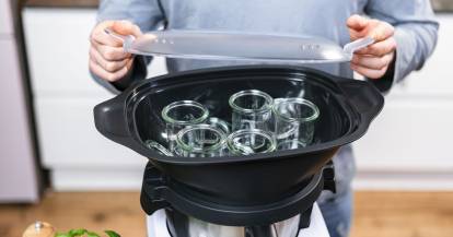 Gläser im Dampfgaraufsatz des Monsieur Cuisine