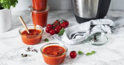 tomatensoße in Vorratsgläsern