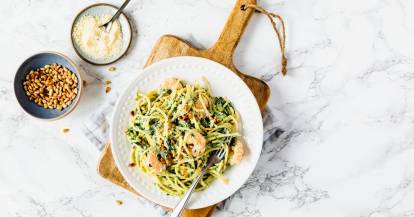 Spaghetti mit Scampi auf einem weißen Teller von oben fotografiert