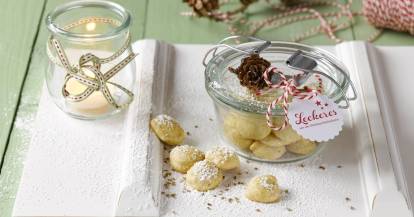 Plätzchen in einem Weckglas auf hellem Untergrund