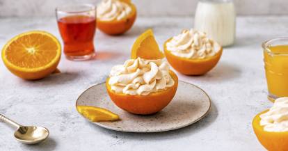 Eiscreme in halbierten Orangenschalen