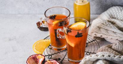 Zwei Gläser mit Glüh-Spritz und Gewürzen