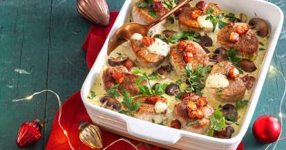 Auflaufform mit Schweinemedaillons in cremiger Soße