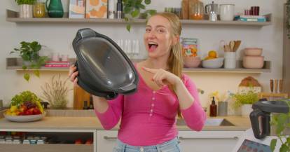 Isy hält den Dampfgarausatz on der Hand