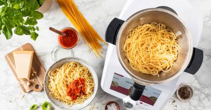 Der Monsieur Cuisine von oben, im Topf Spaghetti