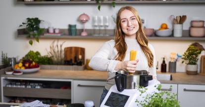 Isy gibt Spaghetti in den Monsieur Cuisine