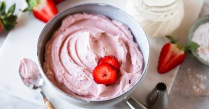 Erdbeer-Schlagsahne mit frischen Erdbeeren
