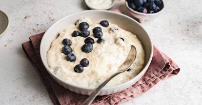 Schwedischer Milchreis mit Joghurt und Blaubeeren