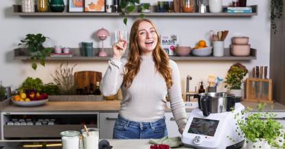 Isy von zaubermix neben dem Monsieur Cuisine