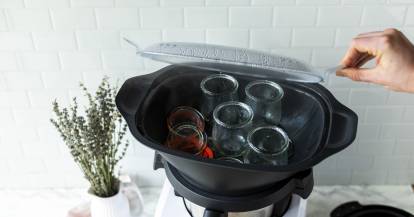 Gläser im Dampfgaraufsatz des Monsieur Cuisine