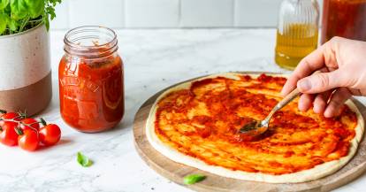 Pizza mit Tomatensoße
