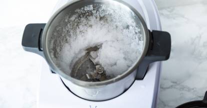 Crushed Ice im Mixbehälter des Monsieur Cuisine