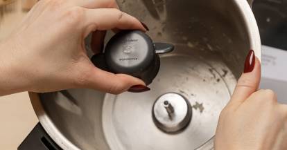 TeigMeister aus dem Mixbehälter des Monsieur Cuisine entnehmen