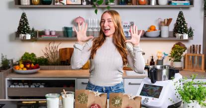 Isy in der ZauberMix Küche mit weihnachtlicher Deko