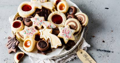 Ein Teller mit verschiedenen Plätzchen von oben fotografiert