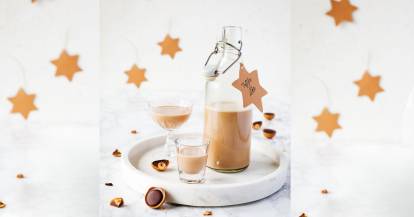 Flasche mit braunem Likör