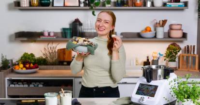 Isy von ZauberMix mit einem Teller voller Plätzchen
