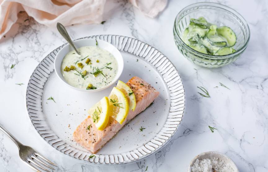 Lachs mit Gurkensalat und Kräuterremoulade