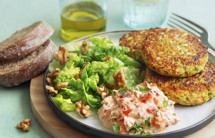 Gemüsebratlinge mit Paprikadip & Salat