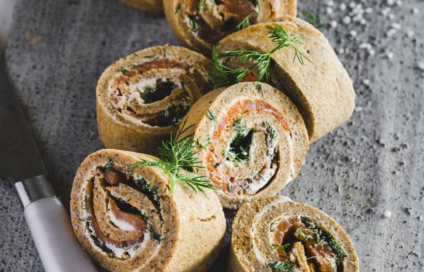 Pfannkuchen-Röllchen mit Frischkäse und Lachs