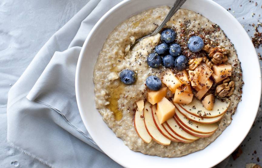 Porridge mit Apfel und Blaubeeren