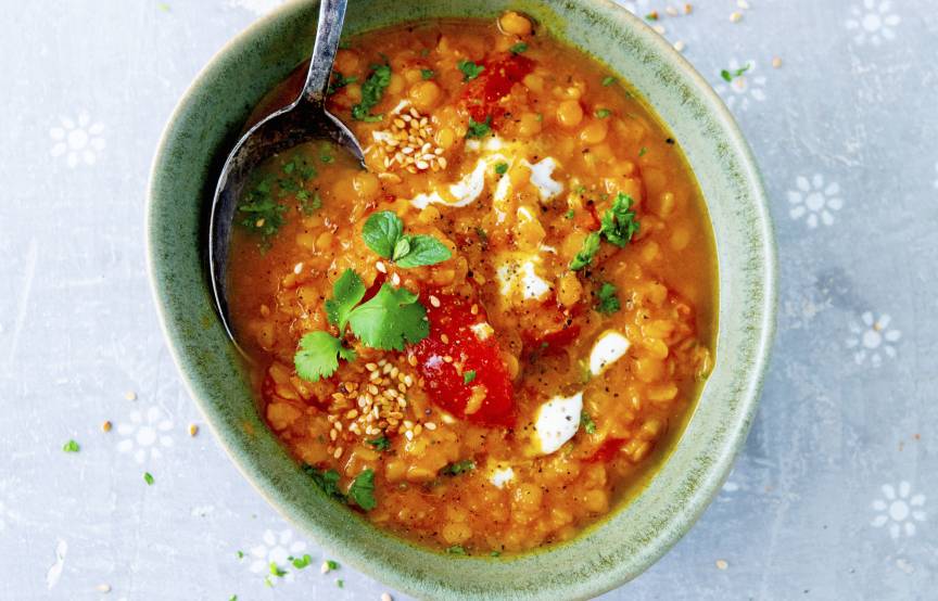 Linsendal mit Tomaten