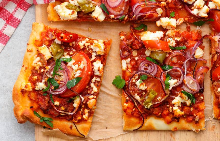 Schnelle Tomaten-Feta-Pizza ohne Hefe