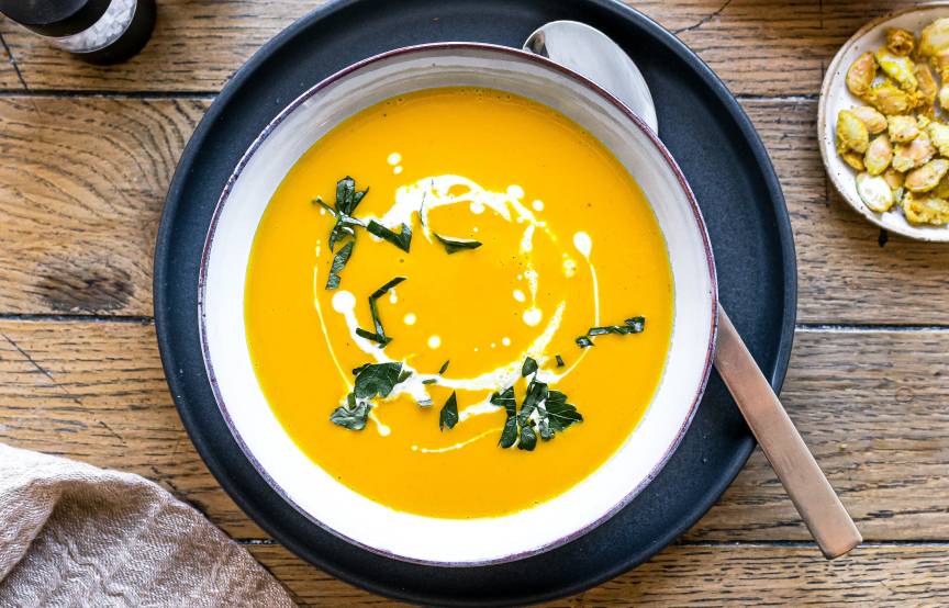 Kürbis-Kokos-Suppe mit Kürbiskernen