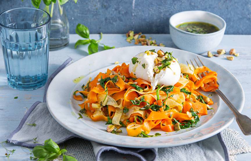 Karotten-Bandnudeln mit Burrata