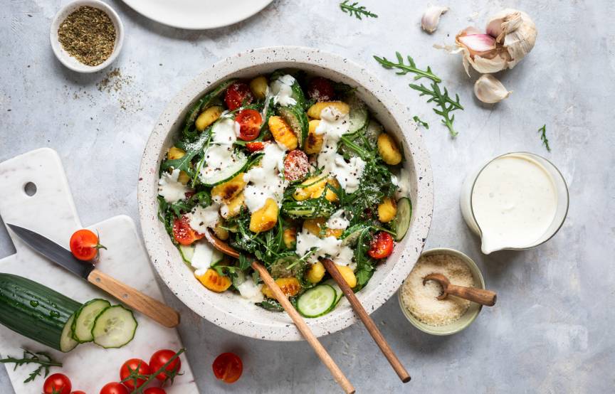Knuspriger Gnocchi-Gurken-Salat mit Joghurtdressing