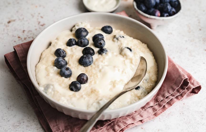 Schwedischer Milchreis mit Joghurt und Blaubeeren