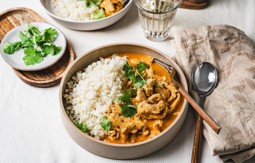 Leichtes Curry Pulled Chicken mit Blumenkohlreis