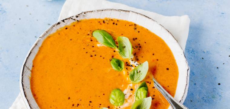Paprika-Tomatensuppe mit Joghurt