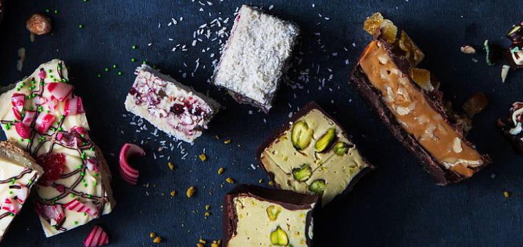 Unterschiedliche Nougatsorten auf dunkelblauem Untergrund