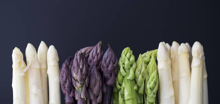 Weißer, violetter und grüner Spargel