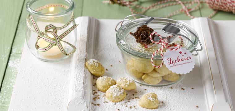Plätzchen in einem Weckglas auf hellem Untergrund Plätzchen in einem Weckglas auf hellem Untergrund