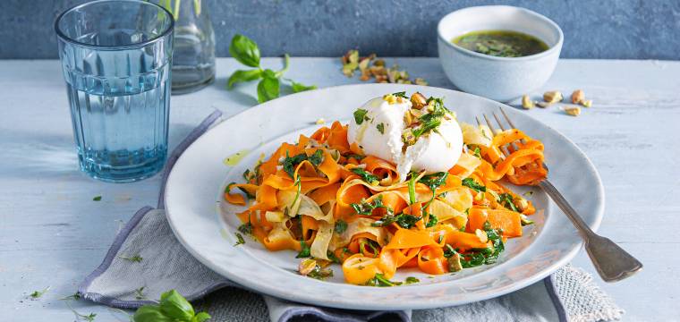 Karotten-Bandnudeln mit Burrata