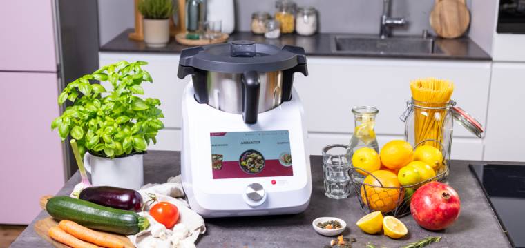 Monsieur Cuisine umgeben von Gemüse und Obst