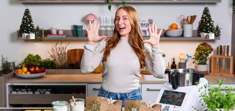 Isy in der ZauberMix Küche mit weihnachtlicher Deko