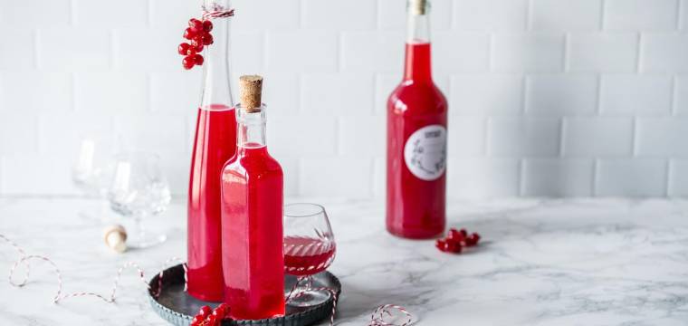 drei Flaschen mit rotem Likör