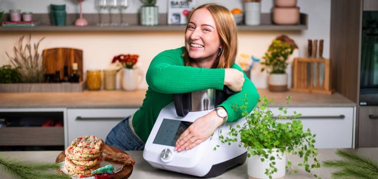 Isy umarmt den Monsieur Cuisine, daneben ein paar Plätzchen Isy umarmt den Monsieur Cuisine, daneben ein paar Plätzchen