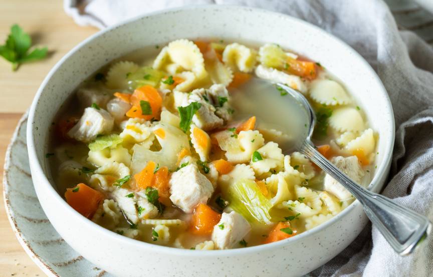 Wie Lange Hält Sich Hühnersuppe Im Kühlschrank Hühnersuppe mit 5 Zutaten im Monsieur Cuisine | ZauberMix