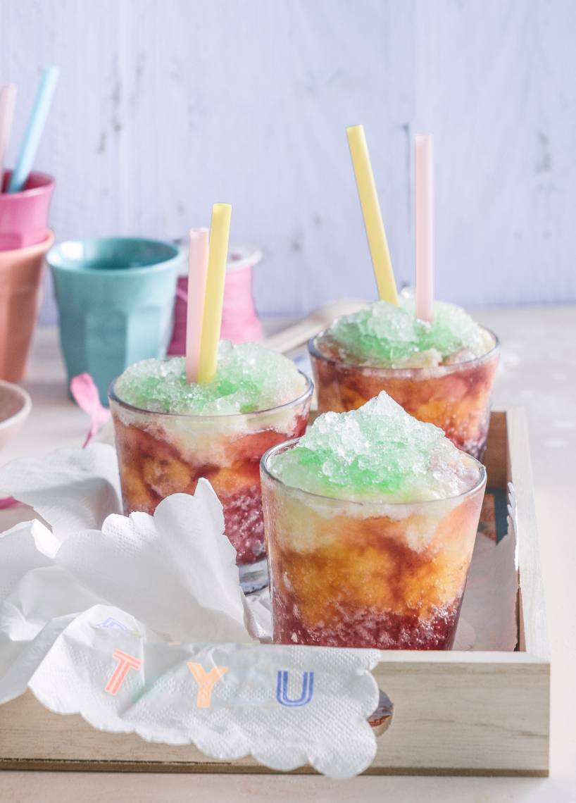Alkoholfreier Regenbogen-Slush